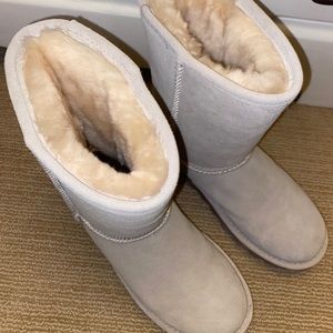 Women’s size 8 Bearpaw boot!
